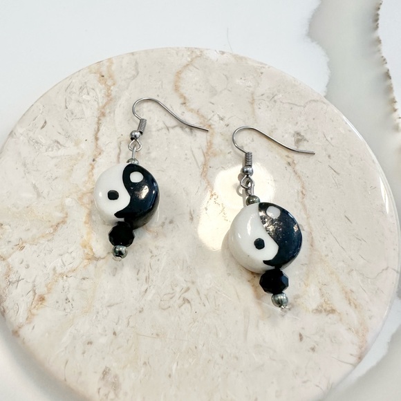 Jewelry - Vintage Yin Yang Black And White Glass Bead Dangle Silver Tone Earrings